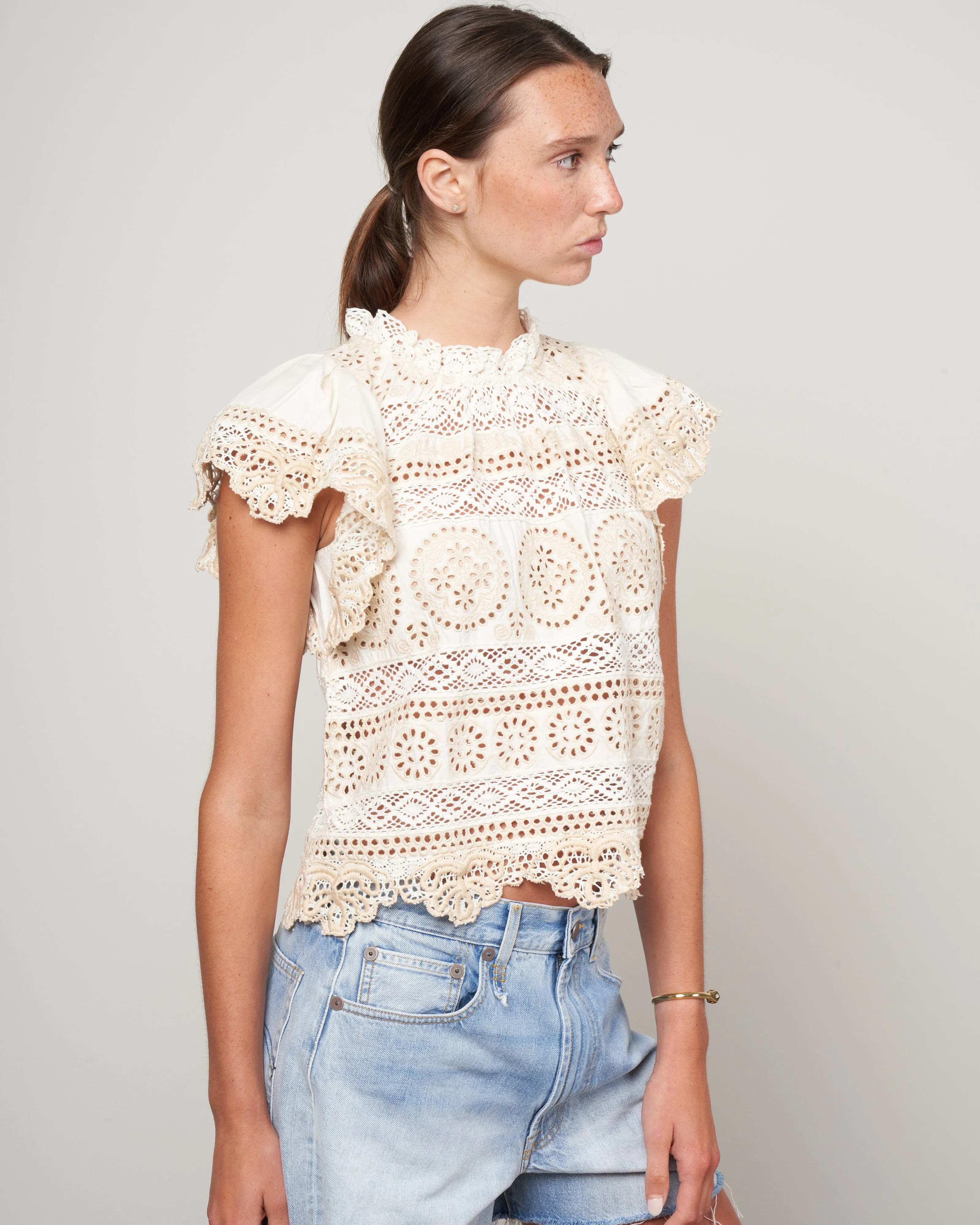 evie eyelet flutter slv top - cream