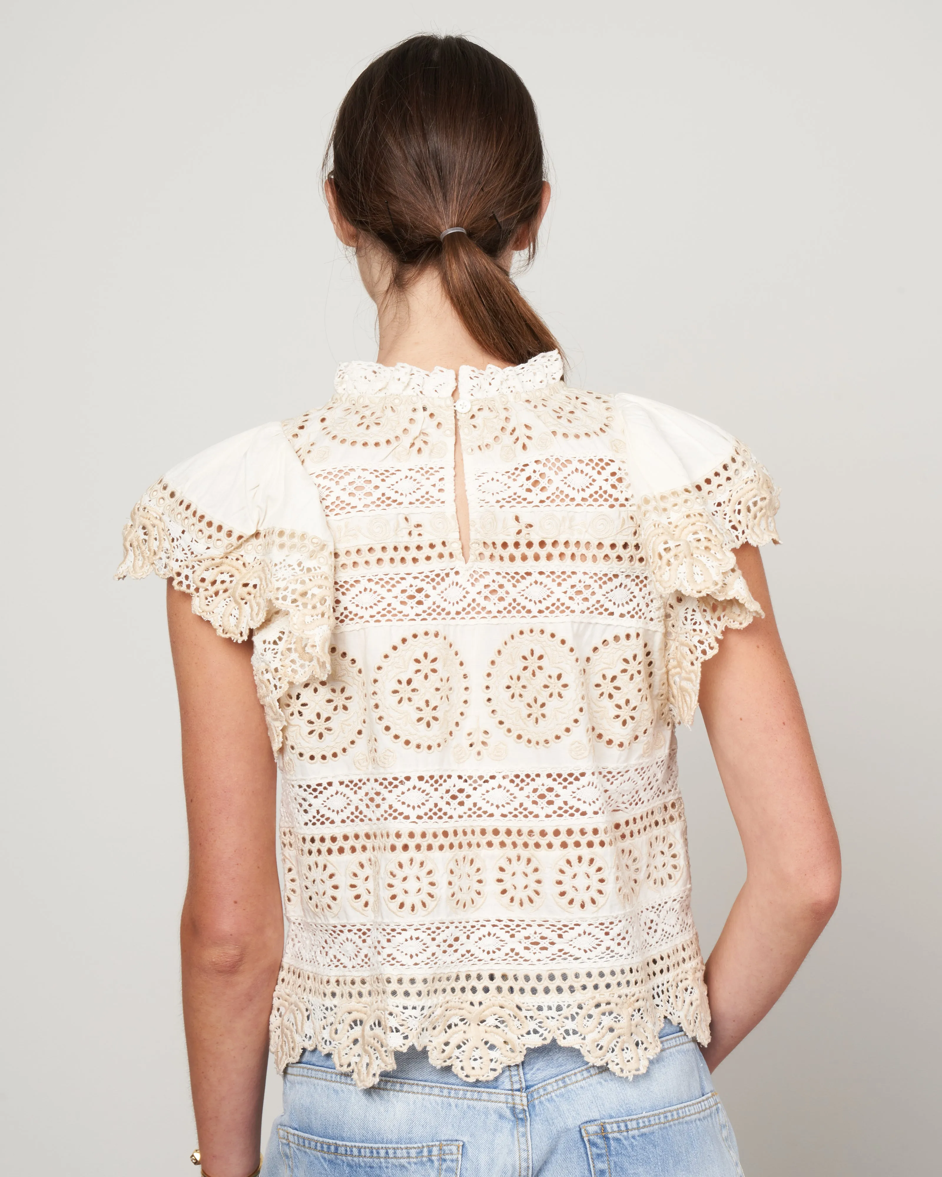 evie eyelet flutter slv top - cream