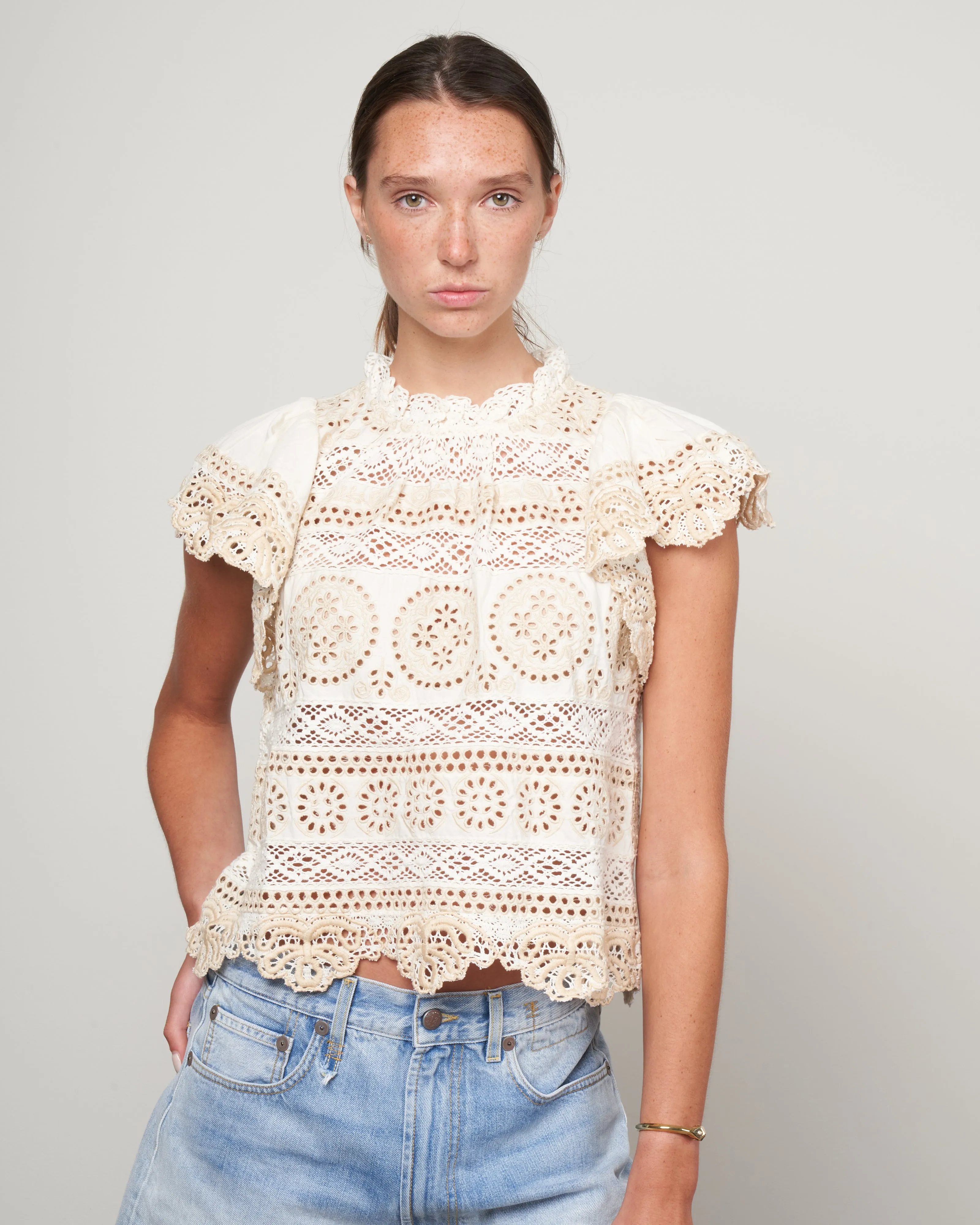 evie eyelet flutter slv top - cream